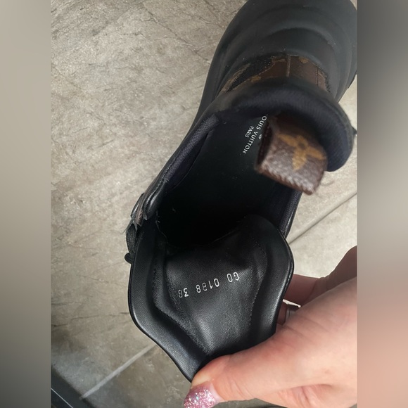 These are Louis Vuitton running shoes 80% new. black and brown. - Picture 4 of 4